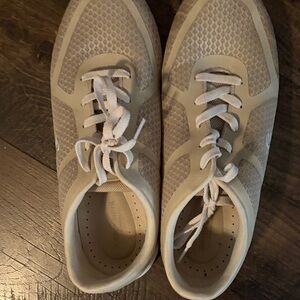 Easy spirit 10m beige cream colored tennis shoes